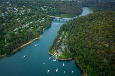 Northern Beaches Sydney NSW Avustralya 'nın banliyöleri üzerinde panoramik insansız hava aracı görüntüsü