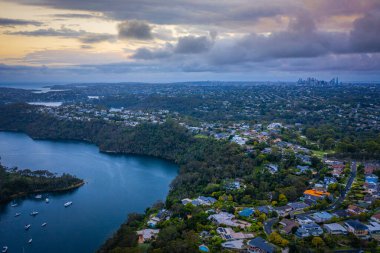 Northern Beaches Sydney NSW Avustralya 'nın banliyöleri üzerinde panoramik insansız hava aracı görüntüsü