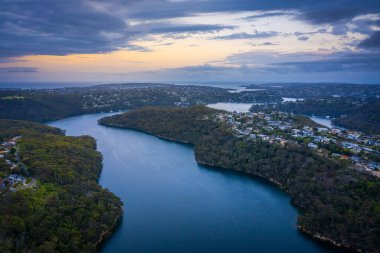 Northern Beaches Sydney NSW Avustralya 'nın banliyöleri üzerinde panoramik insansız hava aracı görüntüsü