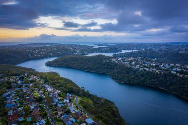 Northern Beaches Sydney NSW Avustralya 'nın banliyöleri üzerinde panoramik insansız hava aracı görüntüsü