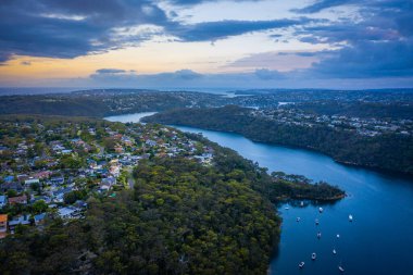 Northern Beaches Sydney NSW Avustralya 'nın banliyöleri üzerinde panoramik insansız hava aracı görüntüsü