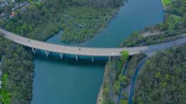 Kuzey Sahilleri 'nin banliyölerindeki köprünün üzerinde panoramik insansız hava aracı görüntüsü Sydney NSW Avustralya