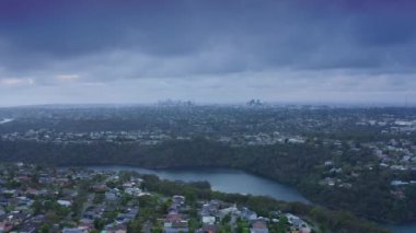 Bulutlu bir günde Sydney. Northern Beaches Sydney NSW Avustralya 'nın banliyöleri üzerinde panoramik insansız hava aracı görüntüsü