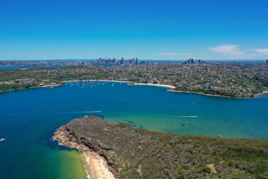 Mosman, Sydney, New South Wales, Avustralya 'daki Balmoral Beach ve Edwards Beach' in güzel yüksek açılı insansız hava aracı görüntüsü. CBD, Kuzey Sydney arka planda, Grotto Point ön planda.