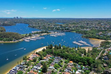 Clontarf, Sydney, New South Wales, Avustralya 'nın banliyösündeki Clontarf Sahili ve Sandy Körfezi' nin güzel yüksek açılı insansız hava aracı görüntüsü. Arka planda Sydney ve Chatswood 'un kuzey sahilleri var..