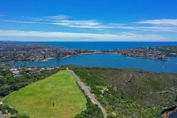 Balgowlah Heights, Sydney, New South Wales, Avustralya 'daki Tania Park' ın güzel yüksek açılı insansız hava aracı görüntüsü. Arka planda Erkeksi ve Kuzey Sahilleri.