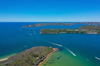 Mosman, Sydney, New South Wales, Avustralya 'daki Grotto Point ve Middle Head' in güzel yüksek açılı insansız hava aracı görüntüsü. Arka planda Güney Sydney.