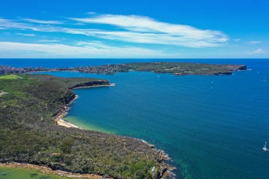 Clontarf, Sydney, New South Wales, Avustralya 'daki Washaway Sahili ve Grotto Point' in güzel yüksek açılı insansız hava aracı görüntüsü. Arka planda Manly ve North Head.
