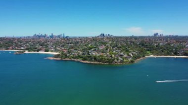 Sydney, Yeni Güney Galler, Avustralya 'nın kuzey sahillerinin güzel yüksek açılı insansız hava aracı görüntüsü. Sydney liman manzarası havadan.