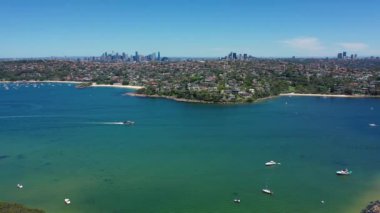 Sydney, Yeni Güney Galler, Avustralya 'nın kuzey sahillerinin güzel yüksek açılı insansız hava aracı görüntüsü. Sydney liman manzarası havadan.
