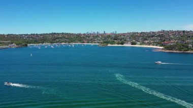 Sydney, Yeni Güney Galler, Avustralya 'nın kuzey sahillerinin güzel yüksek açılı insansız hava aracı görüntüsü. Sydney liman manzarası havadan.