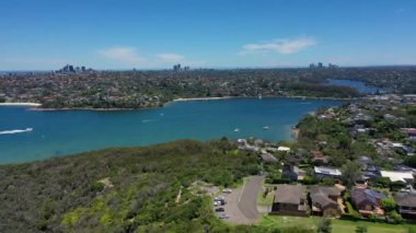 Sydney, Yeni Güney Galler, Avustralya 'nın kuzey sahillerinin güzel yüksek açılı insansız hava aracı görüntüsü. Sydney liman manzarası havadan.