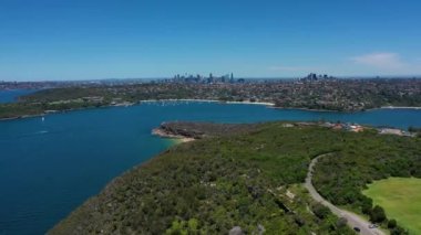 Sydney, Yeni Güney Galler, Avustralya 'nın kuzey sahillerinin güzel yüksek açılı insansız hava aracı görüntüsü. Sydney liman manzarası havadan.