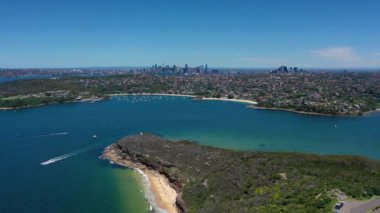 Sydney, Yeni Güney Galler, Avustralya 'nın kuzey sahillerinin güzel yüksek açılı insansız hava aracı görüntüsü. Sydney liman manzarası havadan.