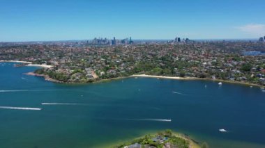 Sydney, Yeni Güney Galler, Avustralya 'nın kuzey sahillerinin güzel yüksek açılı insansız hava aracı görüntüsü. Sydney liman manzarası havadan.