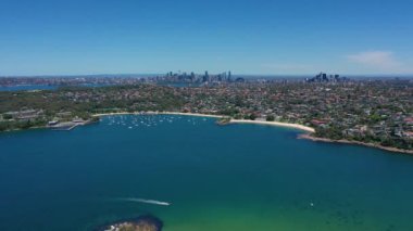 Sydney, Yeni Güney Galler, Avustralya 'nın kuzey sahillerinin güzel yüksek açılı insansız hava aracı görüntüsü. Sydney liman manzarası havadan.