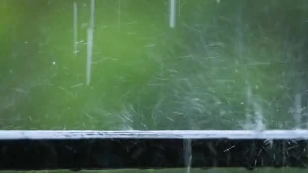 Primo Piano Una Forte Pioggia Gocce Che Cadono Sul Corrimano — Video Stock