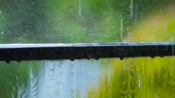 Detailní Záběr Silných Kapek Deště Padajících Oblačného Dne Zábradlí Storm — Stock video