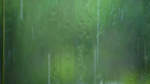 Fechar Uma Chuva Pesada Cai Sobre Vidro Janela Dia Nublado — Vídeo de Stock