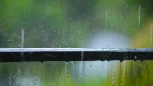 Fechar Uma Chuva Pesada Cai Sobre Corrimão Dia Nublado Tempestade — Vídeo de Stock