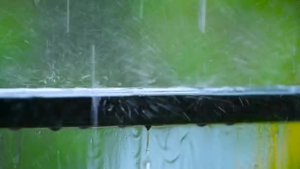 Großaufnahme Eines Schweren Regentropfens Der Einem Bewölkten Tag Auf Das — Stockvideo