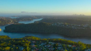 Sydney, Avustralya 'daki Kuzey Sahilleri üzerinde güzel bir günbatımı. Sydney, New South Wales 'in Alacakaranlık İHA görüntüleri.