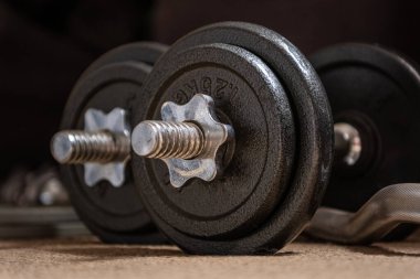 Eski spor salonu ağırlıkları. Spor salonundaki halterleri, spor aletlerini kapatın..