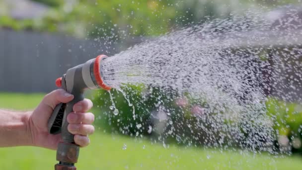 Menyemprotkan Air Dengan Selang Taman Dan Mengatur Nozzle Dalam Gerakan — Stok Video