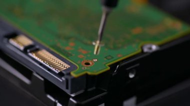  Torx vidası takıyorum. Sabit disk sürücüsü ve SATA güç bağlantısıyla basılı devre kartı. Manyetik sürücü torx bit ve küçük makine vida.