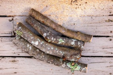 Ahşap bir arka planda kesilmiş odun yığınları, kesilmiş odun konsepti.