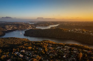 Northern Beaches Sydney NSW Avustralya 'nın banliyöleri üzerinde gün batımı drone görüntüsü