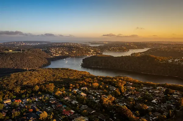 Northern Beaches Sydney NSW Avustralya 'nın banliyöleri üzerinde gün batımı drone görüntüsü