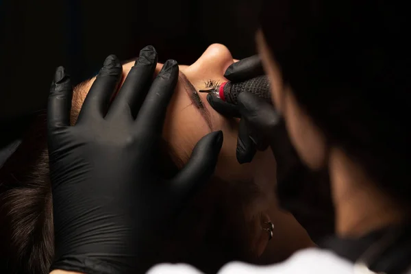 Cosmetician Applying Permanent Brow Tattoo Machine Woman Closeup Shot — Stock Photo, Image