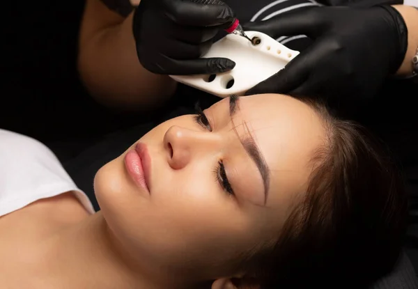 Beautician Holding Pad Ink Applying Permanent Makeup Tattoo Machine — Stock Photo, Image