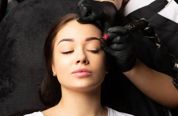 Gorgeous Brunette Woman Undergoing Procedure Permanent Brow Makeup Tattoo Salon — Stock Photo, Image