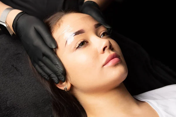 Kosmetyk Czarnych Rękawiczkach Przykrywa Brwi Przezroczystą Folią — Zdjęcie stockowe
