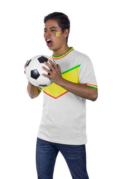 Νεαρός Φανατικός Ποδοσφαιριστής Λευκή Αθλητική Φανέλα Και Μπάλα Στα Χέρια — Φωτογραφία Αρχείου
