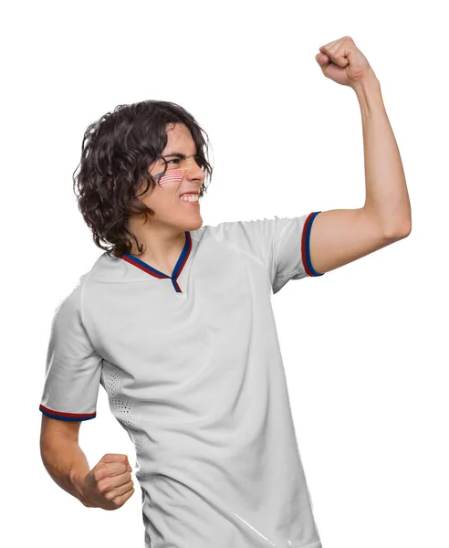 白い背景に感情を叫びながらアメリカチームの旗で描かれたジャージーと顔を持つサッカーファンの男 — ストック写真