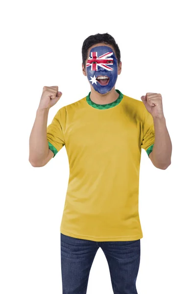 年轻的运动和足球狂热者 身穿黄色的澳大利亚球衣 为自己喜爱的球队的胜利欢呼雀跃 — 图库照片