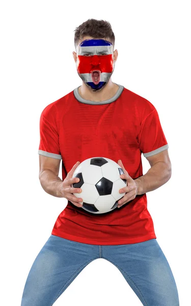 身穿球衣的足球迷 脸上涂着哥斯达黎加队的旗帜 激动地尖叫着 背景是白色的 — 图库照片