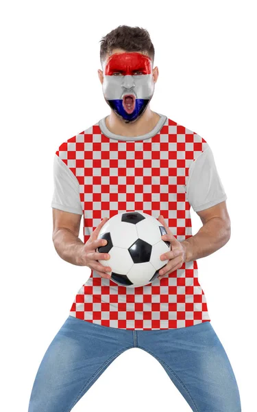 サッカーファンの男とともにジャージーと顔は白を背景に感情を叫んでクロアチアチームの旗で描かれています — ストック写真