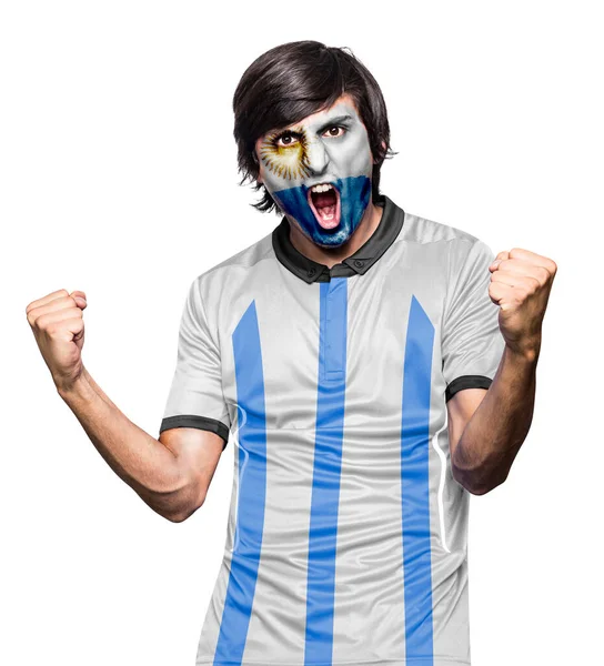 身穿球衣的足球迷 脸上涂着阿根廷球队的旗帜 激动地尖叫着 背景是白色的 — 图库照片