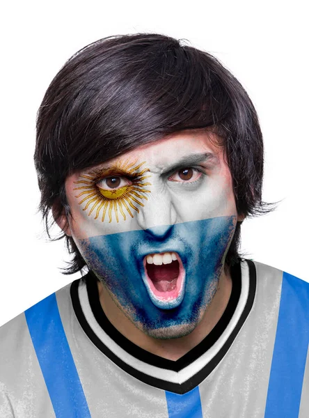 身穿球衣的足球迷 脸上涂着阿根廷球队的旗帜 激动地尖叫着 背景是白色的 — 图库照片