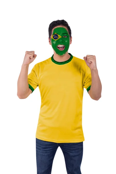 年轻的运动和足球狂热者 身穿黄色巴西球衣 为自己喜爱的球队的胜利欢呼雀跃 — 图库照片