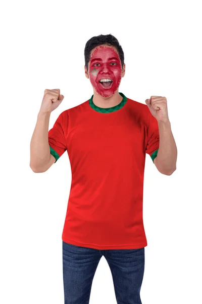 Mladý Sportovní Fotbalový Fanatik Červeným Dresem Maroko Šťastný Křik Emocemi — Stock fotografie