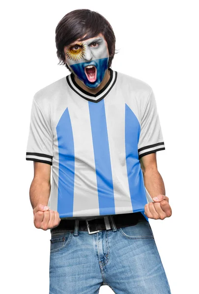 유니폼을 얼굴에 배경에 감정으로 소리치며 아르헨티나 깃발을 그린다 — 스톡 사진