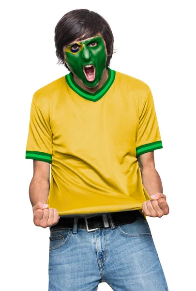 身穿球衣的足球迷 脸上涂着巴西队的旗帜 激动地尖叫着 背景是白色的 — 图库照片