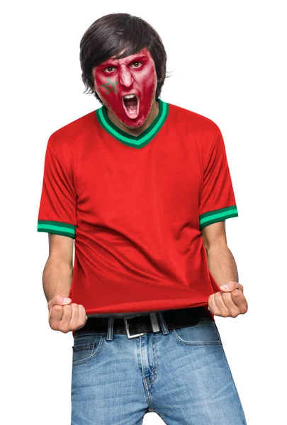 身穿球衣的足球迷 脸上涂着摩洛哥球队的旗帜 情绪激动地尖叫着 背景是白色的 — 图库照片