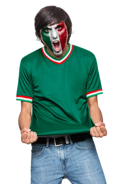 身穿球衣的足球迷 脸上涂着墨西哥代表队的旗帜 激动地尖叫着 背景是白色的 — 图库照片
