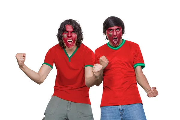 两名球迷身穿球衣 脸上涂着摩洛哥队的旗帜 情绪激动地在白色的背景上尖叫着 — 图库照片